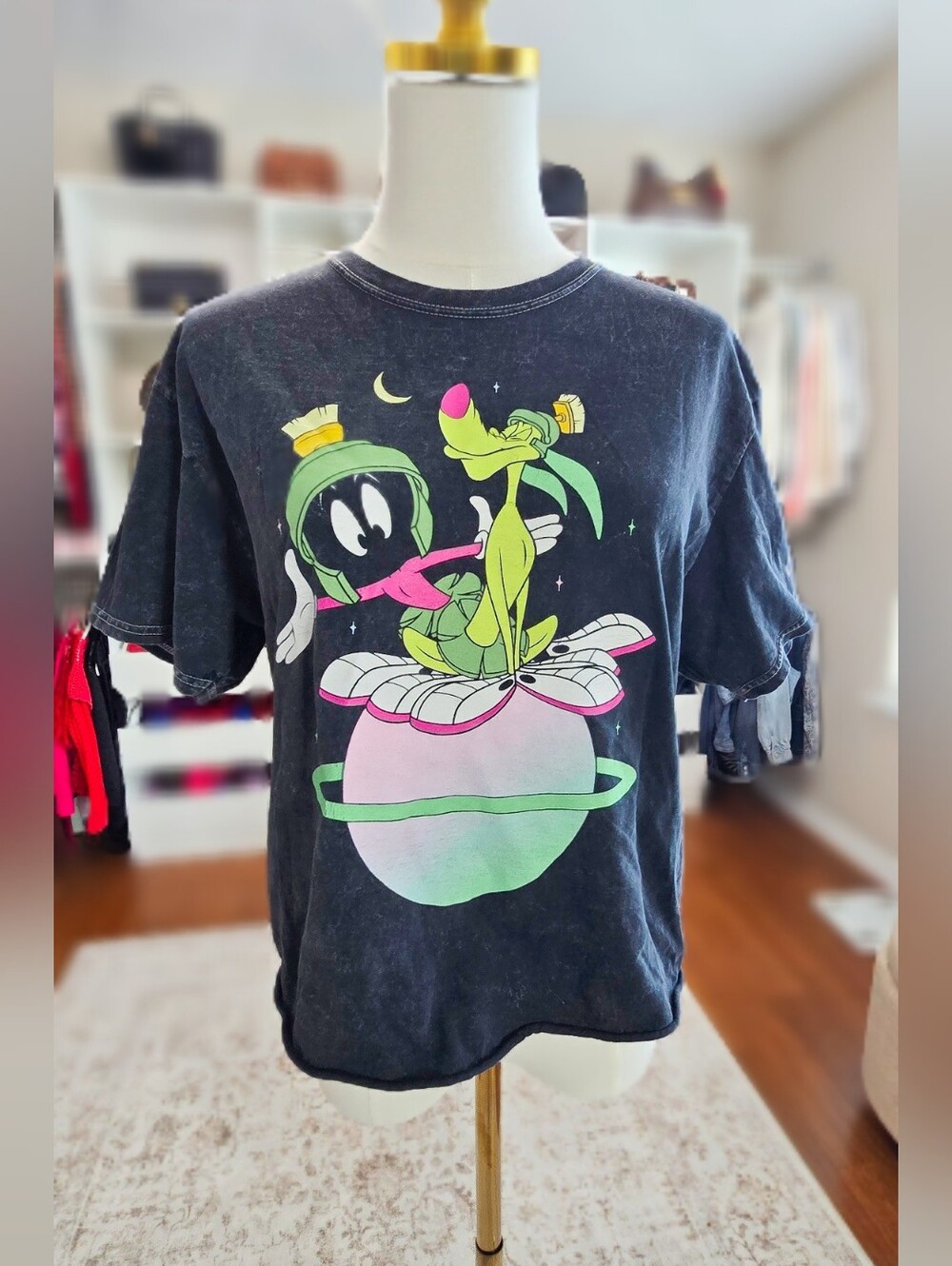 Looney Tunes- Size M. Black cropped Tee with Colorful Marvin the Martian Graphic - Picture 5 of 7